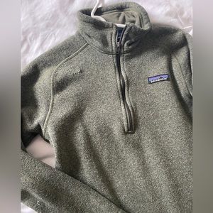 Green women’s Patagonia sweatshirt